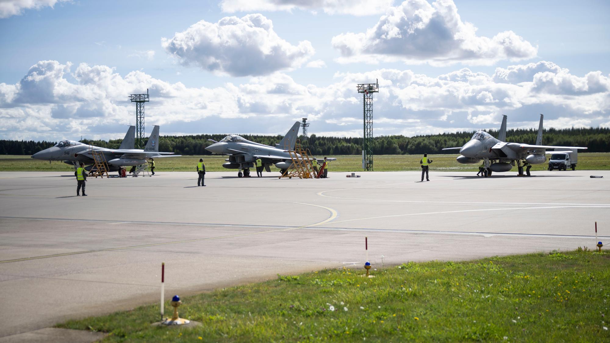 На снимката: Два изтребителя F-15 на японските въздушни сили за самоотбрана и един Юрофайтър (в центъра) на германските въздушни сили