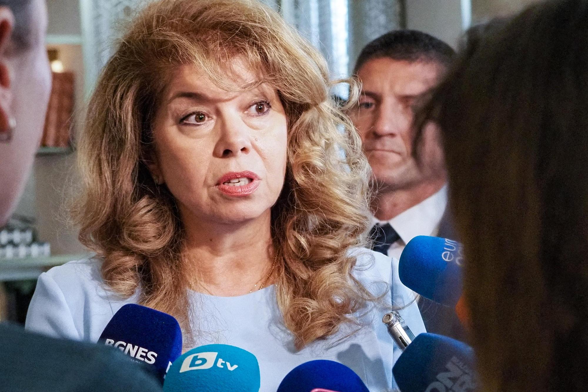 Йотова догонва Радев по агенти на ДС – 14 в инициативния й комитет