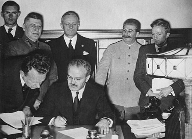 23 август 1939 г., Москва. Вячеслав Молотов подписва пакта за ненападение между Германия и СССР